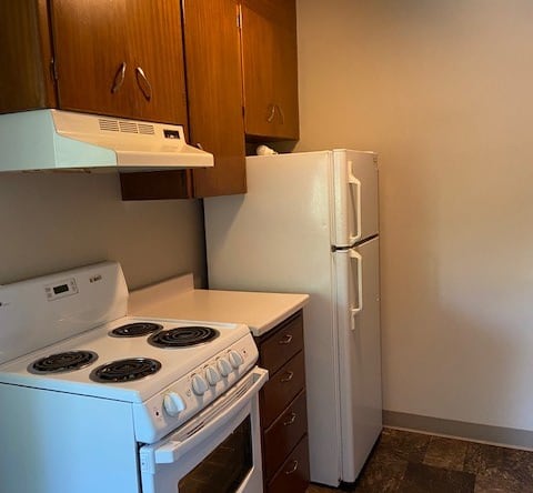 1 Bedroom/Parking/ Cat Friendly/ Close to 8th St/